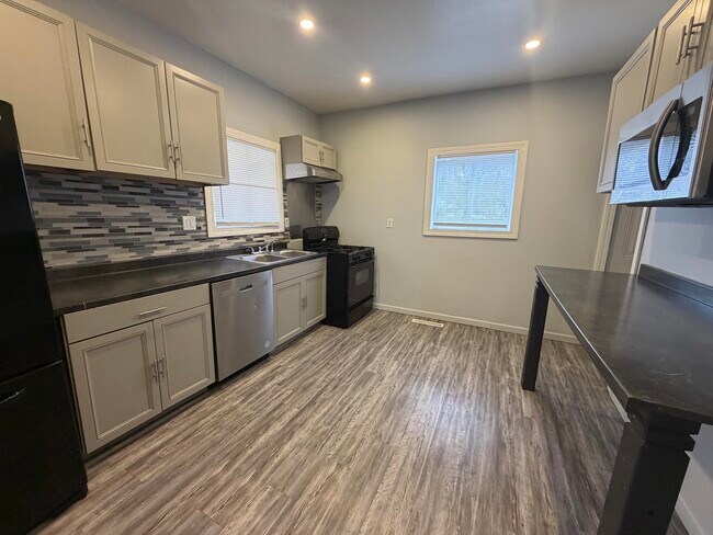 Foto del edificio - 115 Conron-E