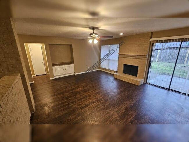 Foto del edificio - 5526 Longforest Dr