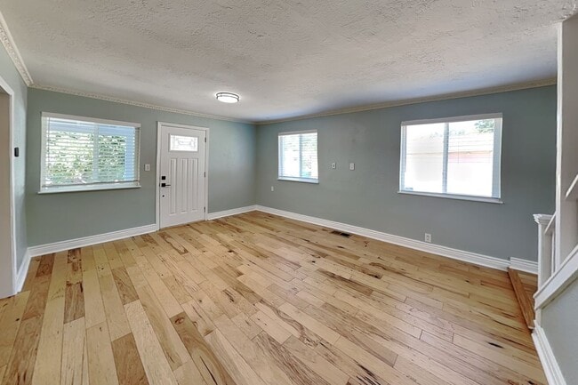 Building Photo - Spacious Colonial Heights Bungalow