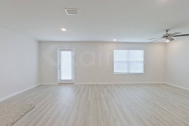 Foto del edificio - 328 Monarch Ln