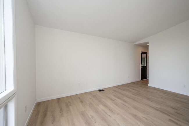 Foto del edificio - Contemporary Mid Century Modern and updated 3 Bedroom Ranch