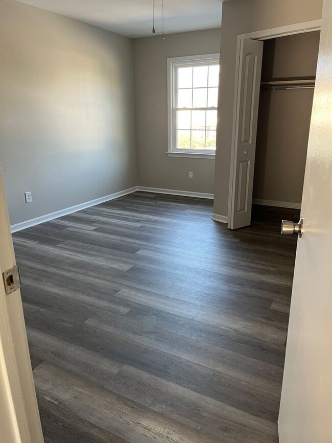 Building Photo - 2BR/1.5BA Townhome Style
