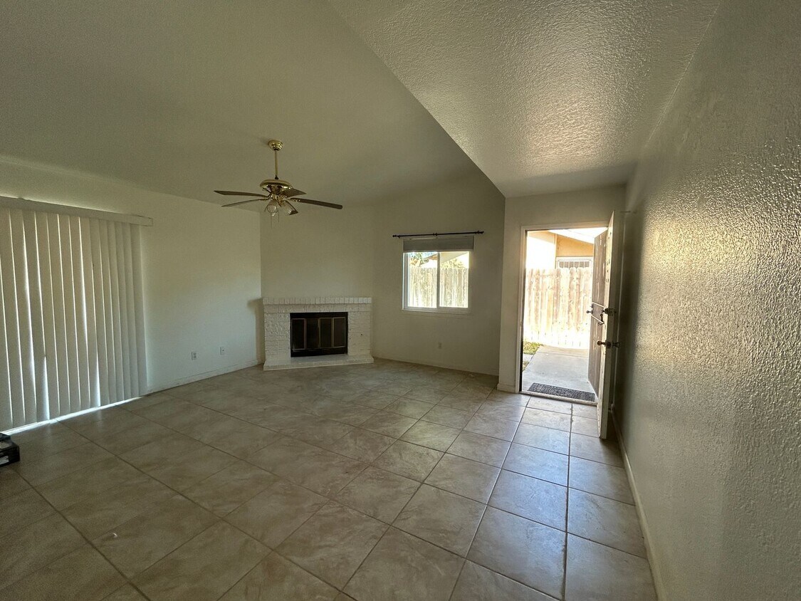 Foto principal - Great 3 bedroom 2 bath in Visalia ready fo...