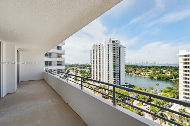 Foto del edificio - 5555 Collins Ave