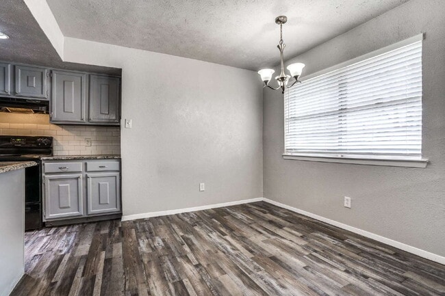 Foto del edificio - Stylishly Updated Home with Spacious Living and Ample Outdoor Space
