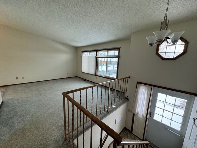 Building Photo - Beautiful 3 bedroom townhome in Maplewood.