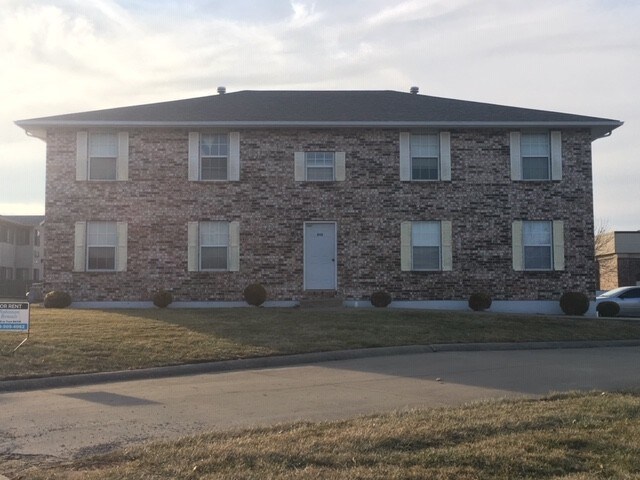 Front of 4-plex - 513 Cantebury Dr