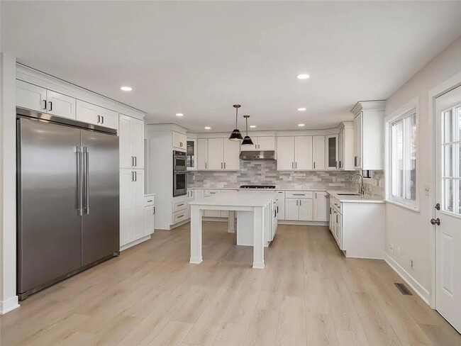 Building Photo - 7783 Kingsview Ln N