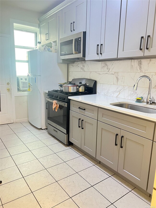 Building Photo - 47-13 39th Pl