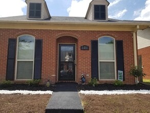 Building Photo - 121 N Brighton Dr