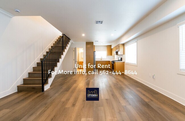 Building Photo - Townhome - 3 Bedrooms-2.0 Baths - Cudahy