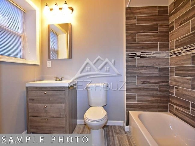 Building Photo - 4 br, 2 bath Apartment - 1025 Wilmington Ave