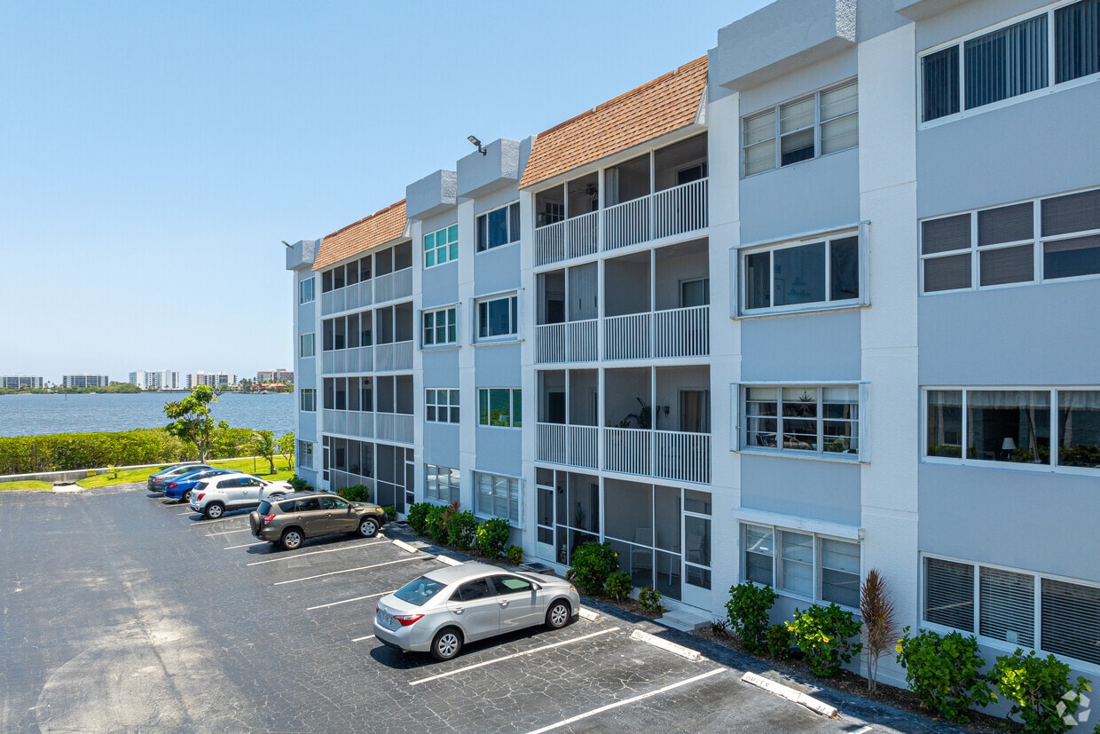 Building Photo - Palm Lake Condo