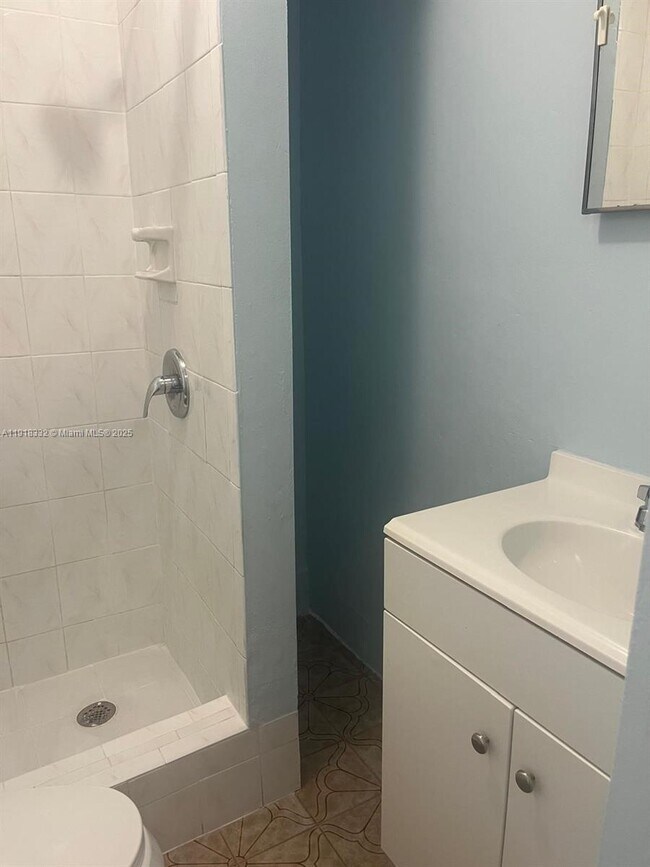 Foto del edificio - 671 E 12th Pl