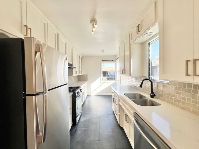 Foto del edificio - Bright and Spacious 1-Bedroom Condo in Alamitos Beach