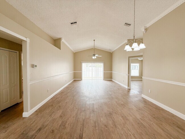 Foto del edificio - 26849 Carla Pl