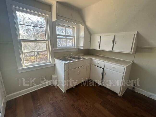 Building Photo - 202 4th St