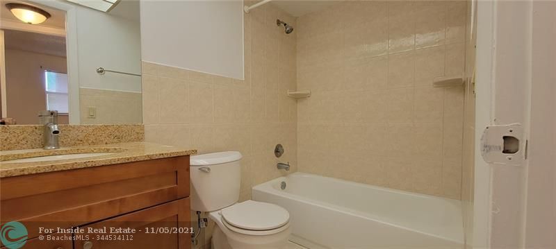 Foto del edificio - 8435 Sunrise Lakes Blvd