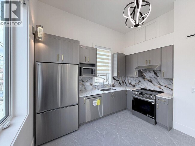 Photo du bâtiment - 10XX E 62nd Ave