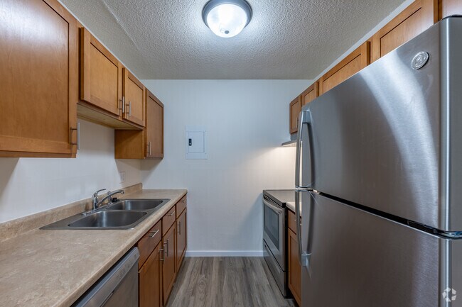 2HAB, 2BA - 825 ft² - Cocina - Pineview Apartments - White Bear Lake