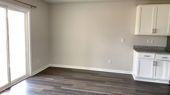 Building Photo - 4-Bedroom, 2-Bath Home in Heather Glen Com...