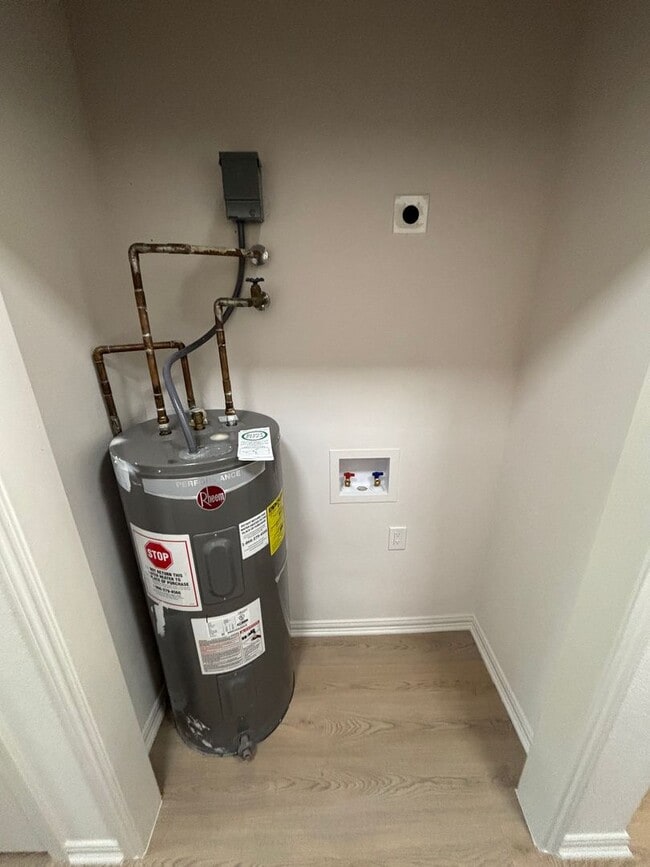 Building Photo - Great Location!