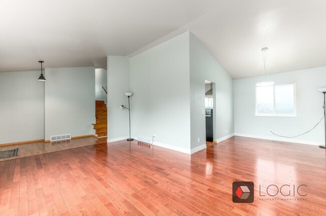 Building Photo - Stunning Home In Excellent Sandy Location!