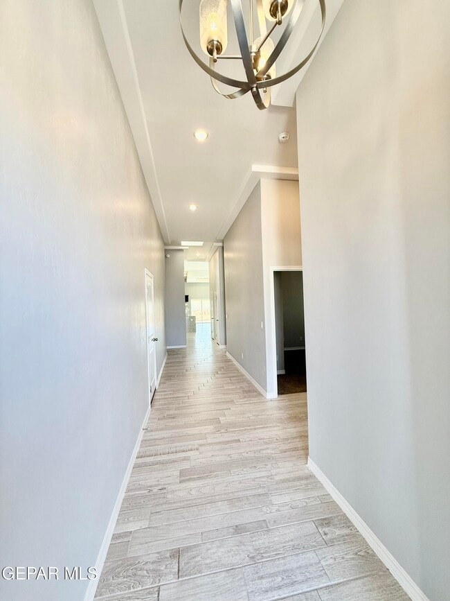 Foto del edificio - 15136 Ambition Ave