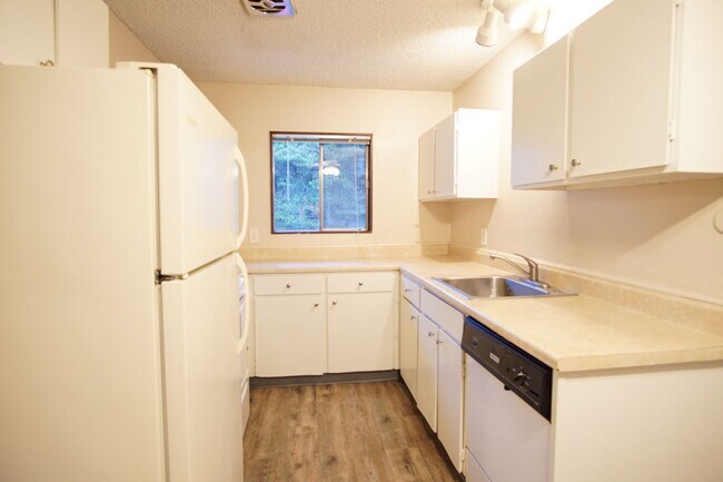 Foto del edificio - Nicely Updated Top Floor Corner 2-Bdr Near OHSU w/Private Balcony!