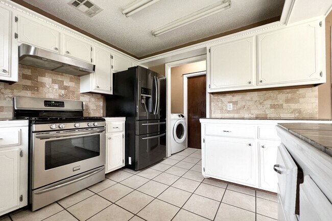 Building Photo - Massive 4BD/2BTH and 2 Car garage Home! Mi...