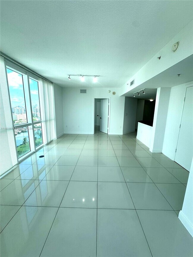 Foto del edificio - 1871 NW S River Dr