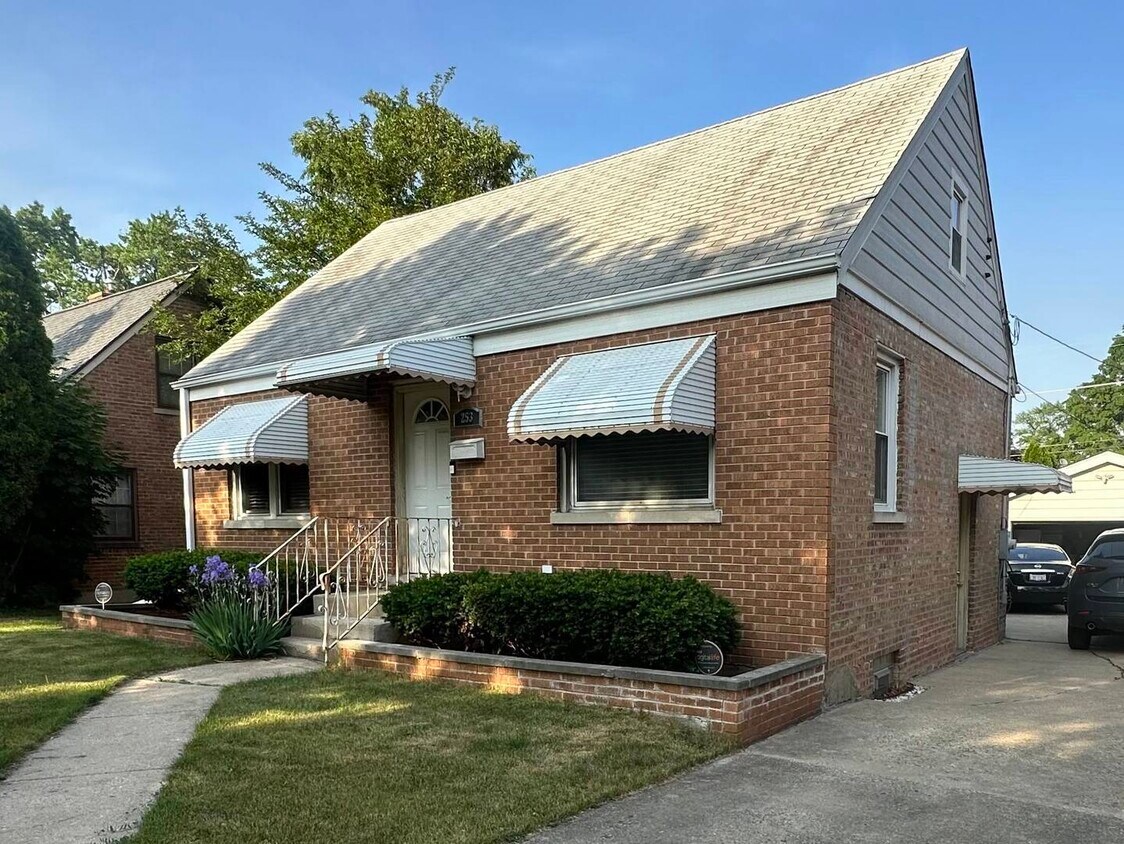 Foto principal - 253 N Wolf Rd