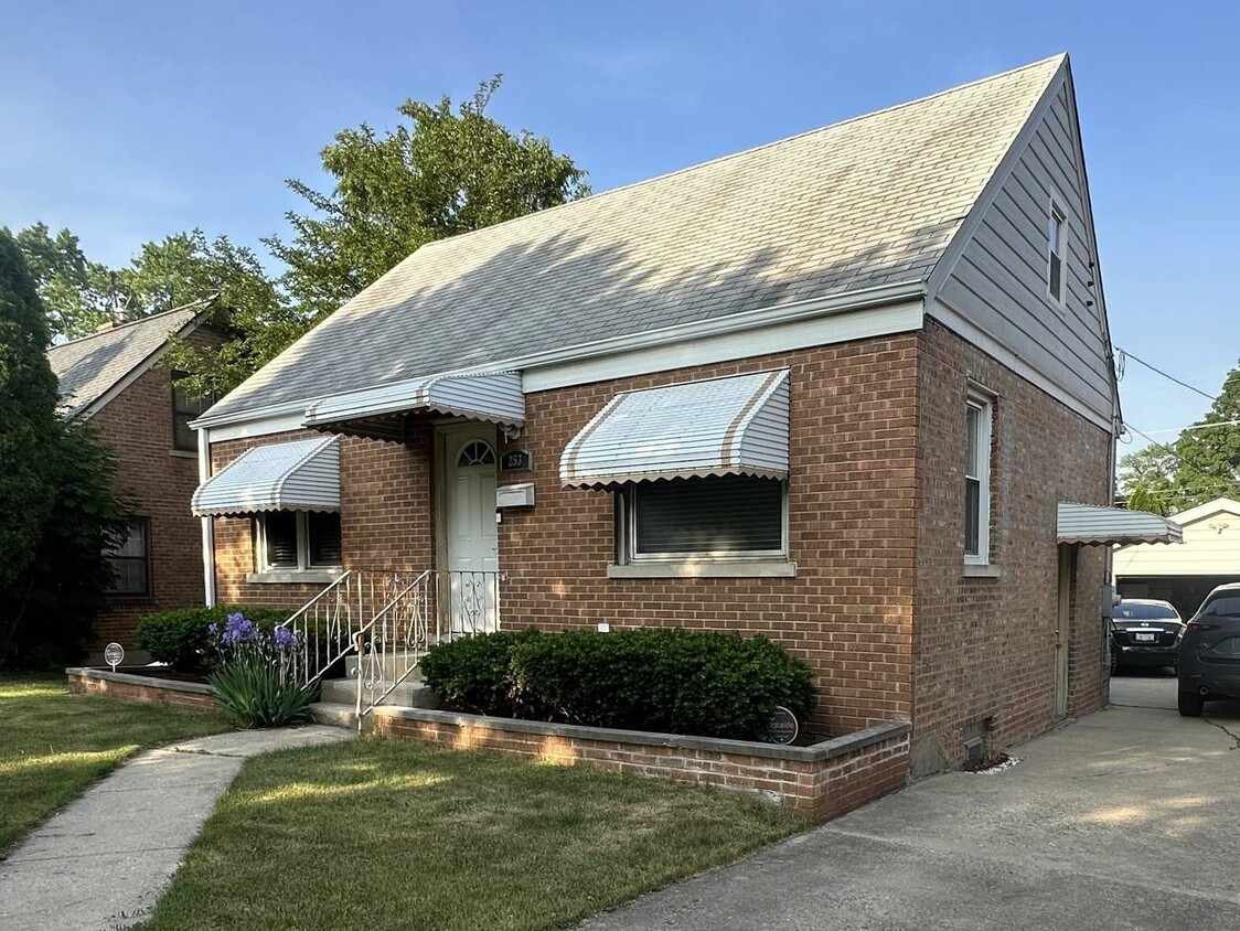Primary Photo - 253 N Wolf Rd