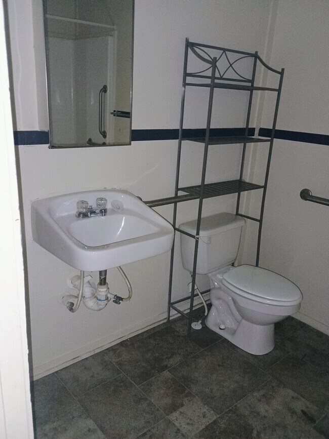 Building Photo - 2 Bedroom Home Available!