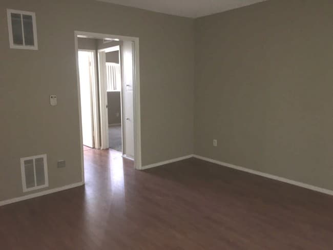 3 - 1121 E Palmer Ave