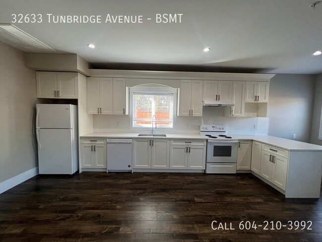 Building Photo - Bright Above Ground Suite