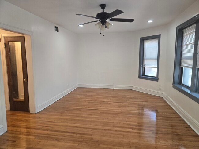 Foto del edificio - 1019 N Trumbull Ave