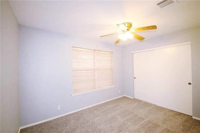 Foto del edificio - 9511 Woodvale Dr