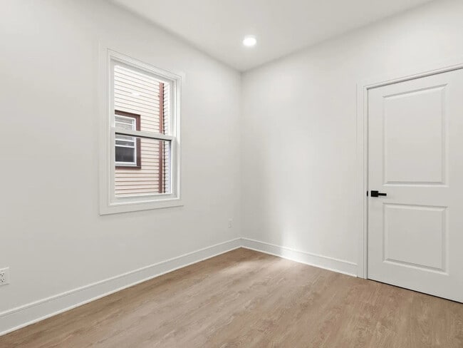 Building Photo - 99 Russell St