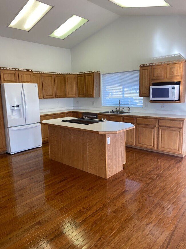 Building Photo - Beautiful Home in The Cove West Community