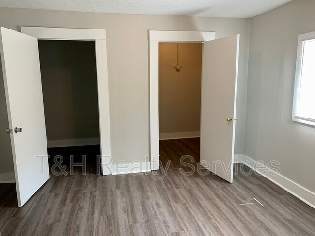Building Photo - 3723 N Kenwood Ave