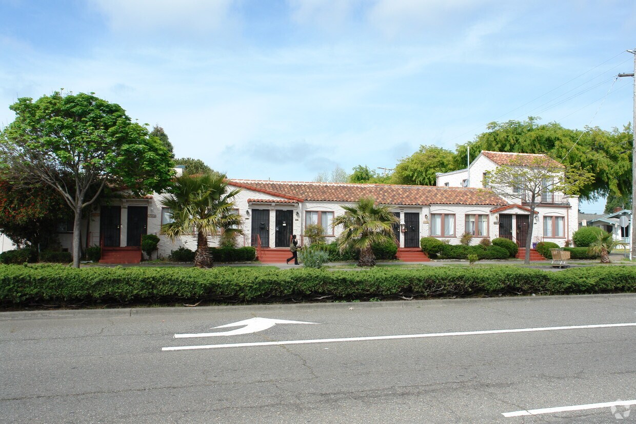 Building Photo - 2700 Sacramento