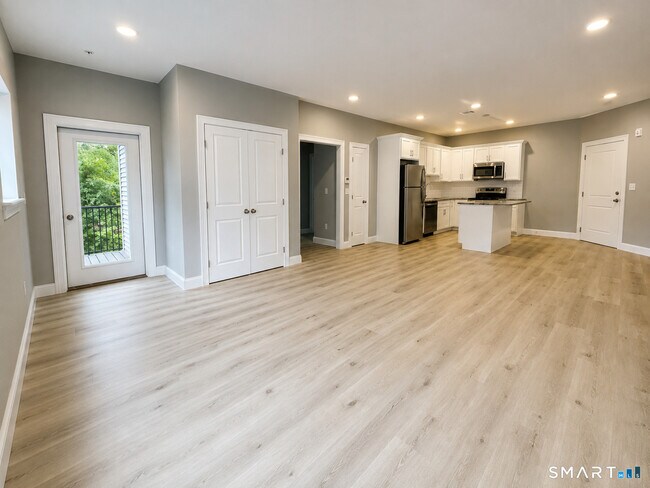 Foto del edificio - 301 Bridgeport Ave