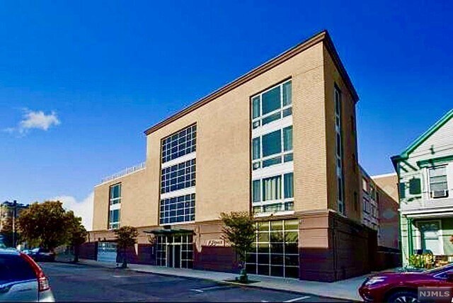 Primary Photo - 428 68th St
