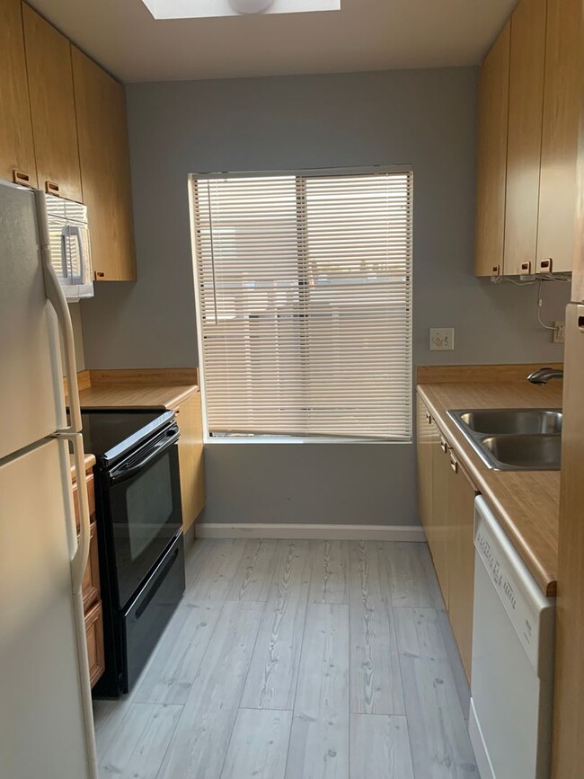 Foto del edificio - $2,500 - 2 Bed / 2 Bath Condo in East Clai...