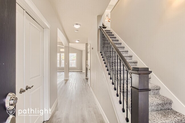 Building Photo - 12802 SW King Ct, Tigard, OR, 97224