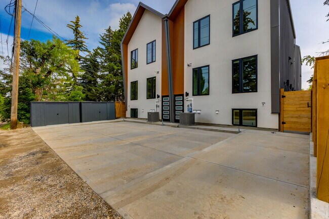 Building Photo - Modern 2-Bedroom Basement Suite in Killarney | $1,500 | $500 Move-In Bonus