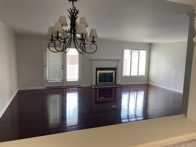 Building Photo - 655 Croston Dr