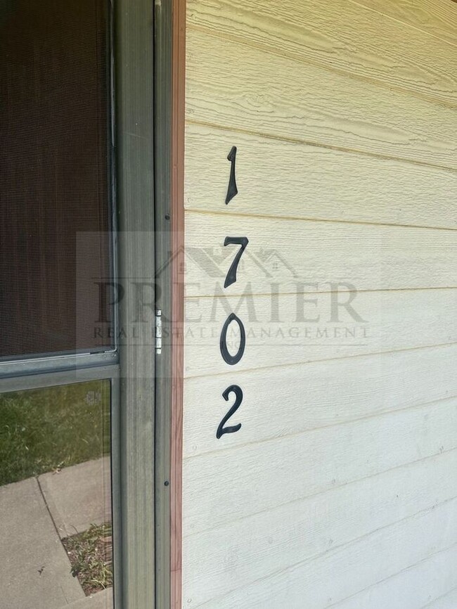 Building Photo - $1350 / mo - 3 Bedroom 2 Bath Duplex -1702...