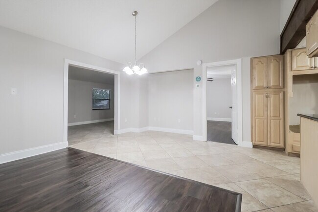 Foto del edificio - 978 Windsong Cir